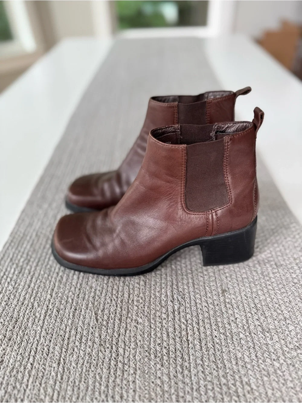 Vintage Clarks Brown Leather Square Toe Lug Sole Chelsea Ankle Boots Sz 7.5